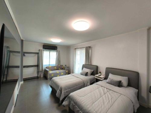 Postel nebo postele na pokoji v ubytování Sawadee Guesthouse Suvarnabhumi