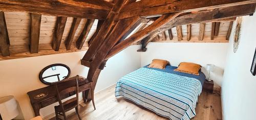 Ένα ή περισσότερα κρεβάτια σε δωμάτιο στο Moulin Cozanne