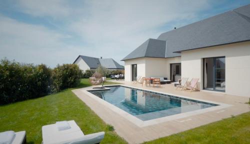 une piscine dans l'arrière-cour d'une maison dans l'établissement Villa chic à 5 minutes de Deauville, à Canapville