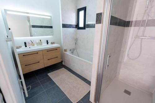 une salle de bain avec une baignoire, un lavabo et une douche dans l'établissement Villa chic à 5 minutes de Deauville, à Canapville