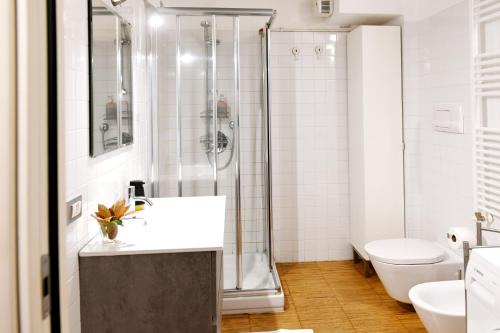 Un baño con ducha, lavabo e inodoro. en loft industrial revival, en Milán