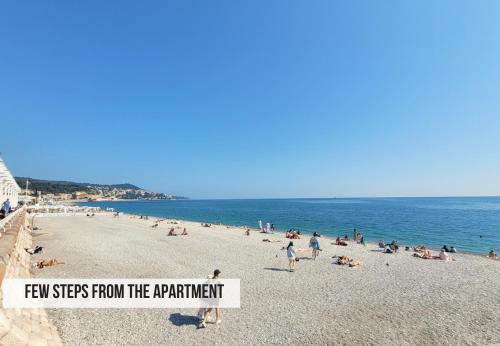 - une plage avec un panneau indiquant quelques pas de l'appartement dans l'établissement Nestor&Jeeves - SAVOY PROMENADE - Central - Near Beach, à Nice