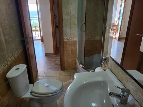 ein Badezimmer mit Toilette und Waschbecken in der Unterkunft Spirit of the Sea in Dramalj