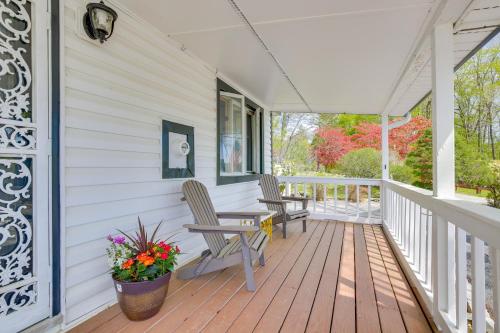 Μπαλκόνι ή βεράντα στο Lake Carmel Access Waterfront Home with Deck!