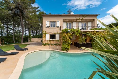 une villa avec piscine devant une maison dans l'établissement Villa Bellevue, à Vaison-la-Romaine