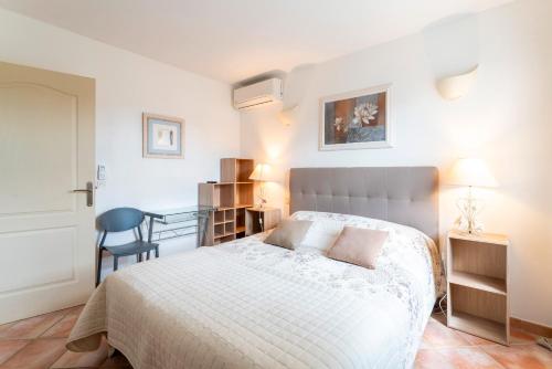 une chambre avec un lit, un bureau et une chaise dans l'établissement Villa Bellevue, à Vaison-la-Romaine