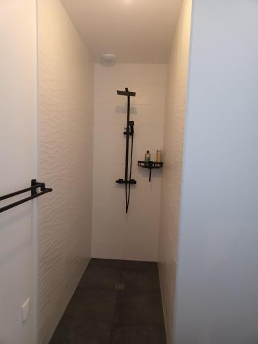 un couloir avec une croix sur le mur dans l'établissement Studio 2 à 4 personnes, 12 kilomètres du parc du Puy du F, à La Verrie