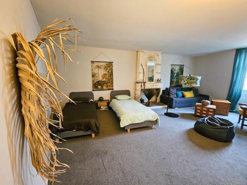 un salon avec un lit et un canapé dans l'établissement Maison 8 pers en plein coeur d'Angoulême, à Angoulême