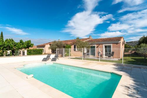 une piscine devant une maison dans l'établissement Chez Céline, à Aubignan
