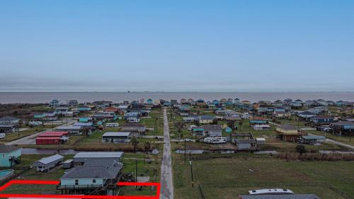 eine Luftblick auf eine Stadt mit Häusern und das Meer in der Unterkunft Casa Siwichi by Bolivar Escapes in Crystal Beach
