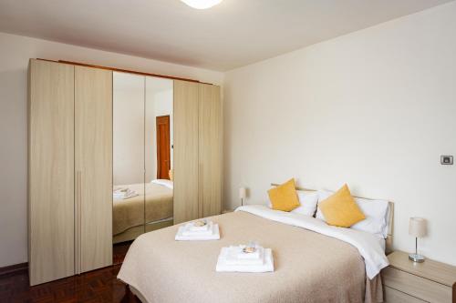 a bedroom with two beds and a mirror at Liviana Apartment Venice- Spacious,Free Parking,Easy Access to Venice in Marghera