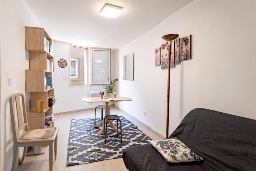 une chambre avec un lit, une table et un bureau dans l'établissement Maison Charmante Au Coeur De Canet, à Canet