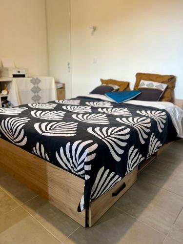 - un lit avec une couette en noir et blanc dans l'établissement La douceur Cannoise soit un 2P cosy terrasse piscine vue jardin proche plage à pied, à Cannes