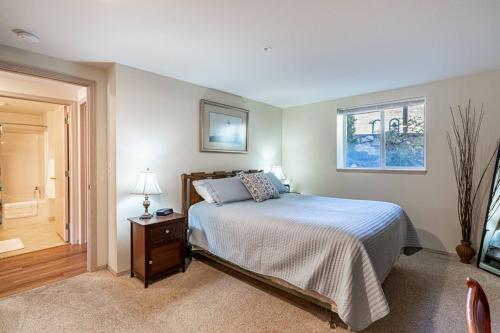 Katil atau katil-katil dalam bilik di Condo in Chelan - Mountain Views