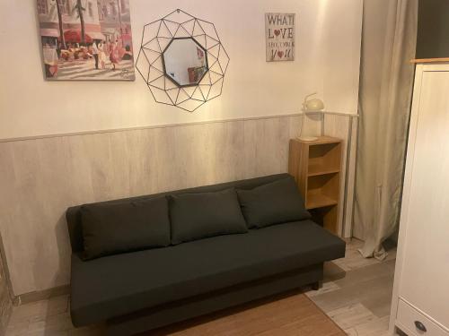 a living room with a couch and a mirror at Sebastian Elcano, Metro Embajadores, centro de Madrid in Madrid