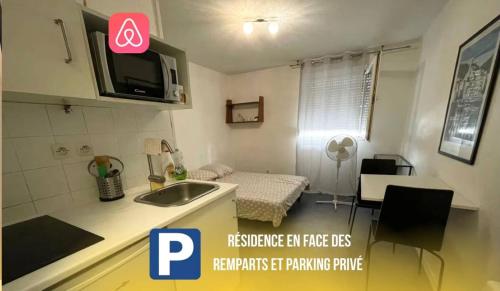 une petite cuisine avec un évier et un micro-ondes dans l'établissement Studio agréable aux portes des remparts, à Avignon