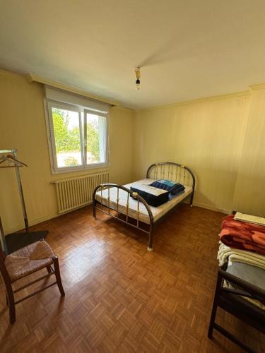 une chambre avec deux lits superposés et une fenêtre dans l'établissement Chez Bebert, à Plouvorn