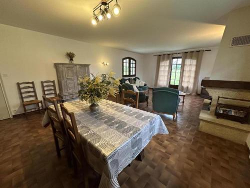 une salle à manger avec une table et un salon dans l'établissement Le hountic, à Tercis-les-Bains