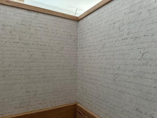 a room with writing on a white brick wall at Chalet-Simmi in Wimmis