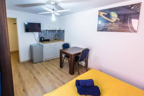 a small room with a table and a kitchen at Planetarium - Stare Miasto, Parking Free in Toruń