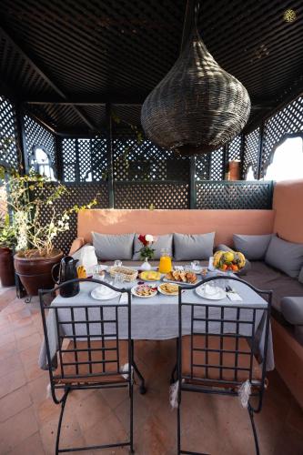 einen Tisch mit Essen auf der Terrasse in der Unterkunft Riad Saba in Marrakesch