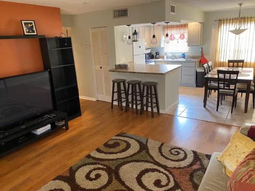 un grand salon avec une cuisine et un salon dans l'établissement Econoroom Hollywood, à Hollywood