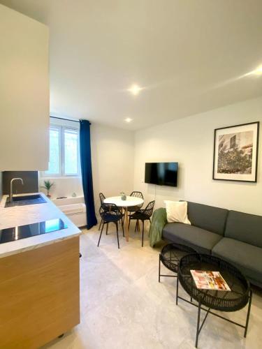 un salon avec un canapé et une table dans l'établissement Apartment 1 bedroom - in the heart of the old town, à Antibes