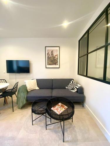 un salon avec un canapé et une table dans l'établissement Apartment 1 bedroom - in the heart of the old town, à Antibes