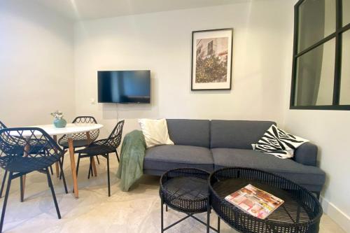 un salon avec un canapé et une table dans l'établissement Apartment 1 bedroom - in the heart of the old town, à Antibes