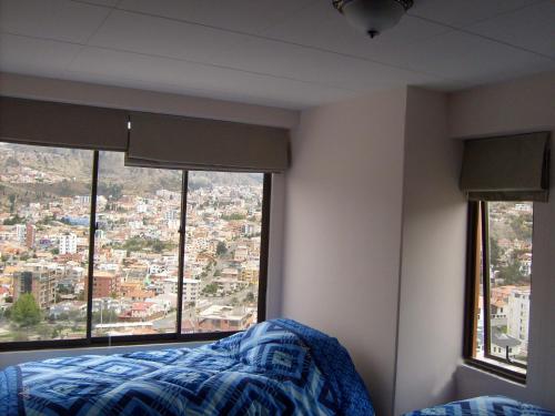 1 dormitorio con cama y vistas a la ciudad en A Place in the Sky - c23 Calacoto, en La Paz