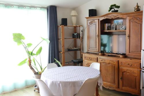 un salon avec une table et une télévision dans l'établissement Estaque Cozy nest with a magical view of the sea, à Marseille