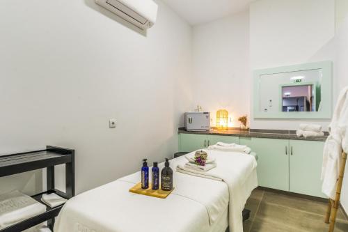 フェラグドにあるHotel Rural Brícia Du Marのベッド2台 キッチン付きの部屋