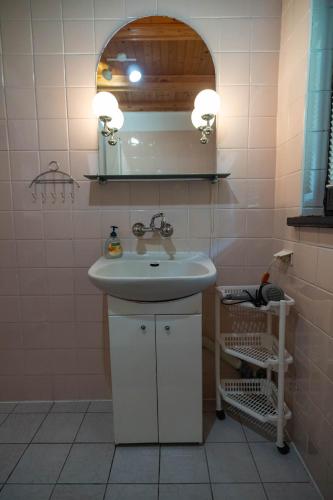 a bathroom with a sink and a mirror at Domek nad jeziorem in Kretowiny