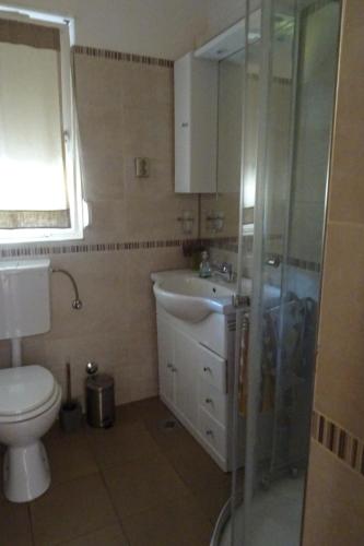 Ένα μπάνιο στο Apartmani Slavica kuća blizu mora sa terasom