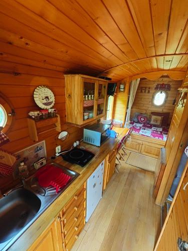 - une vue de tête sur une cuisine dans une cabane en rondins dans l'établissement Roulotte Gentiane, à Gèdre