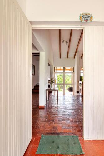 an open hallway with a table and a brick floor at Casa en Cerritos con Piscina y 4 habitaciones in Pereira
