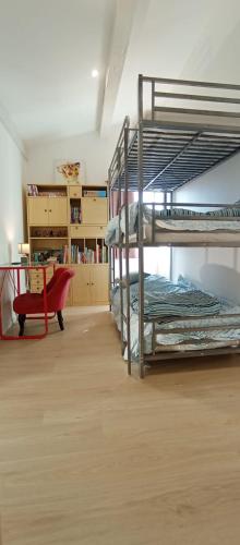 une chambre avec deux lits superposés et un bureau dans l'établissement Maison duplex Bisca avec jardin, à Biscarrosse