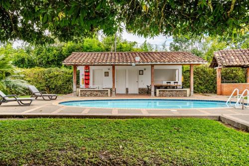 a house with a pool and a gazebo at Casa en Cerritos con Piscina y 4 habitaciones in Pereira