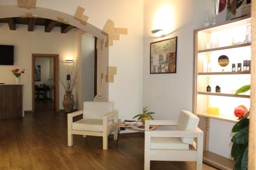 a living room with two chairs and a table at Il Borgo Ospitale - Albergo Diffuso in Rotonda