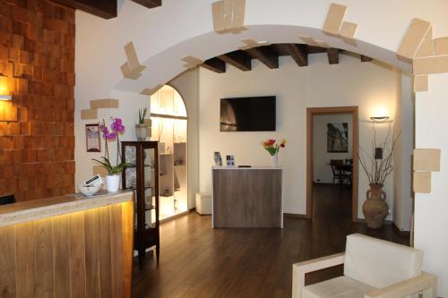 a living room with an archway in a building at Il Borgo Ospitale - Albergo Diffuso in Rotonda