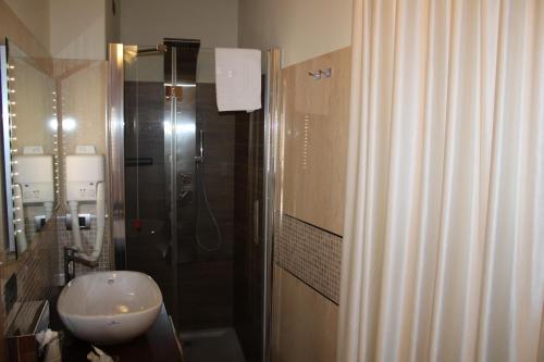 a bathroom with a sink and a shower at Il Borgo Ospitale - Albergo Diffuso in Rotonda