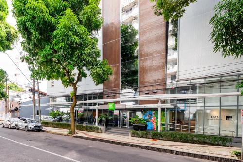 a building with cars parked in front of it at ibis Styles Belem Nazare in Belém