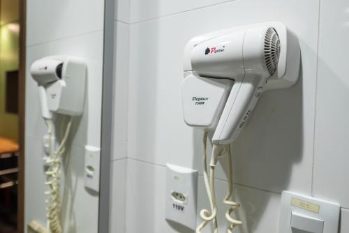 a hair dryer and a hairdryer at ibis Styles Belem Nazare in Belém