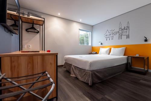 a bedroom with a large bed in a room at ibis Styles Belem Nazare in Belém