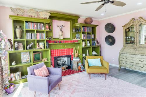 Gambar di galeri bagi Island Vibes Home with Fire Pit in Murfreesboro! di Murfreesboro