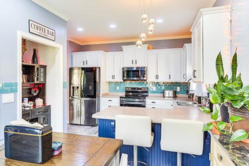 Gambar di galeri bagi Island Vibes Home with Fire Pit in Murfreesboro! di Murfreesboro
