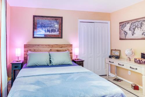 Gambar di galeri bagi Island Vibes Home with Fire Pit in Murfreesboro! di Murfreesboro