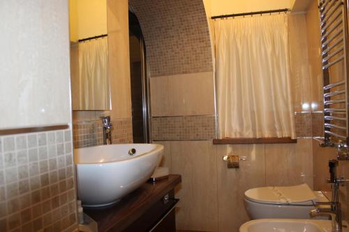 a bathroom with a sink and a toilet at Il Borgo Ospitale - Albergo Diffuso in Rotonda