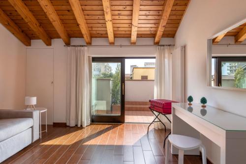 ein Wohnzimmer mit Sofa und Tisch in der Unterkunft SAVOIA 173 - Apartment in Acireale