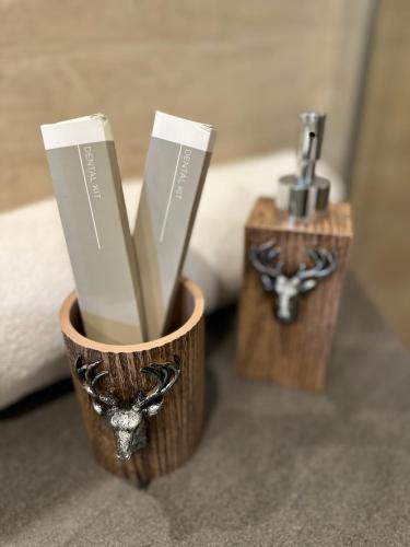 two wooden holders with razor blades in them on a table at Chalet-Simmi in Wimmis